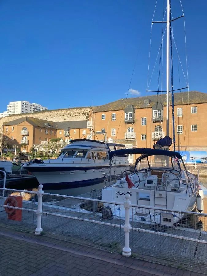 Funky Unique 2-Bedroom Apartment With Parking Brighton
