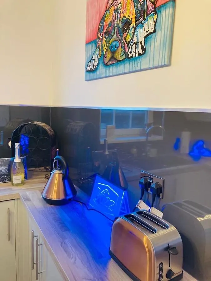 Funky Unique 2-Bedroom Apartment With Parking Brighton