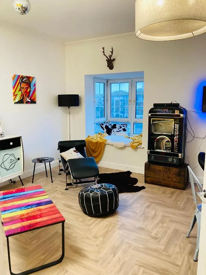 Funky Unique 2-Bedroom Apartment With Parking Brighton