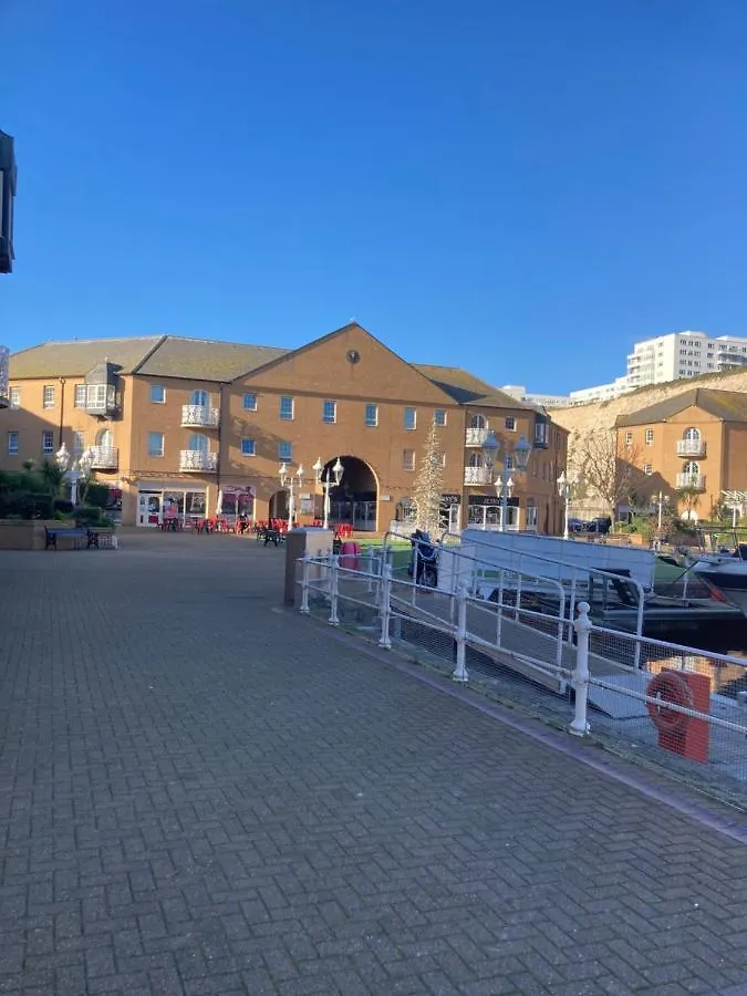 Funky Unique 2-Bedroom Apartment With Parking Brighton