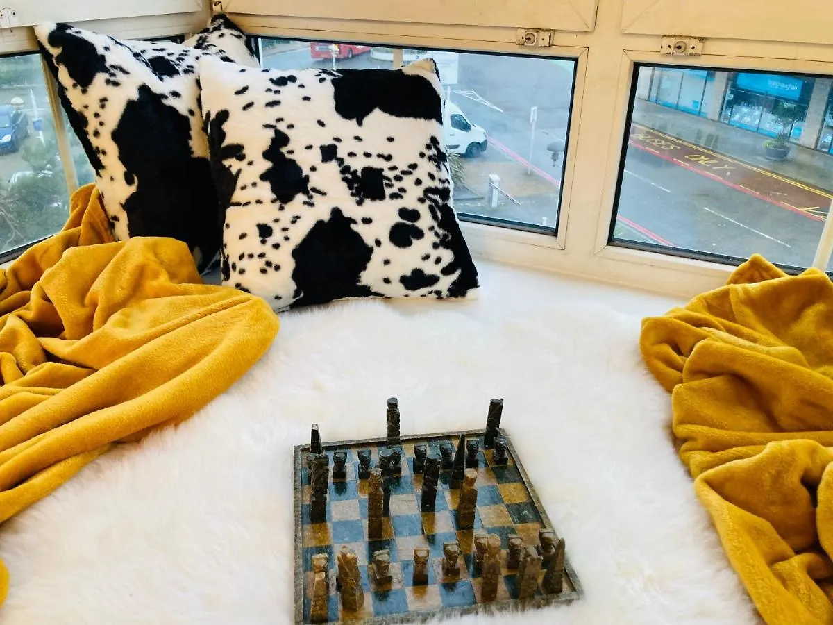 Funky Unique 2-Bedroom Apartment With Parking Brighton