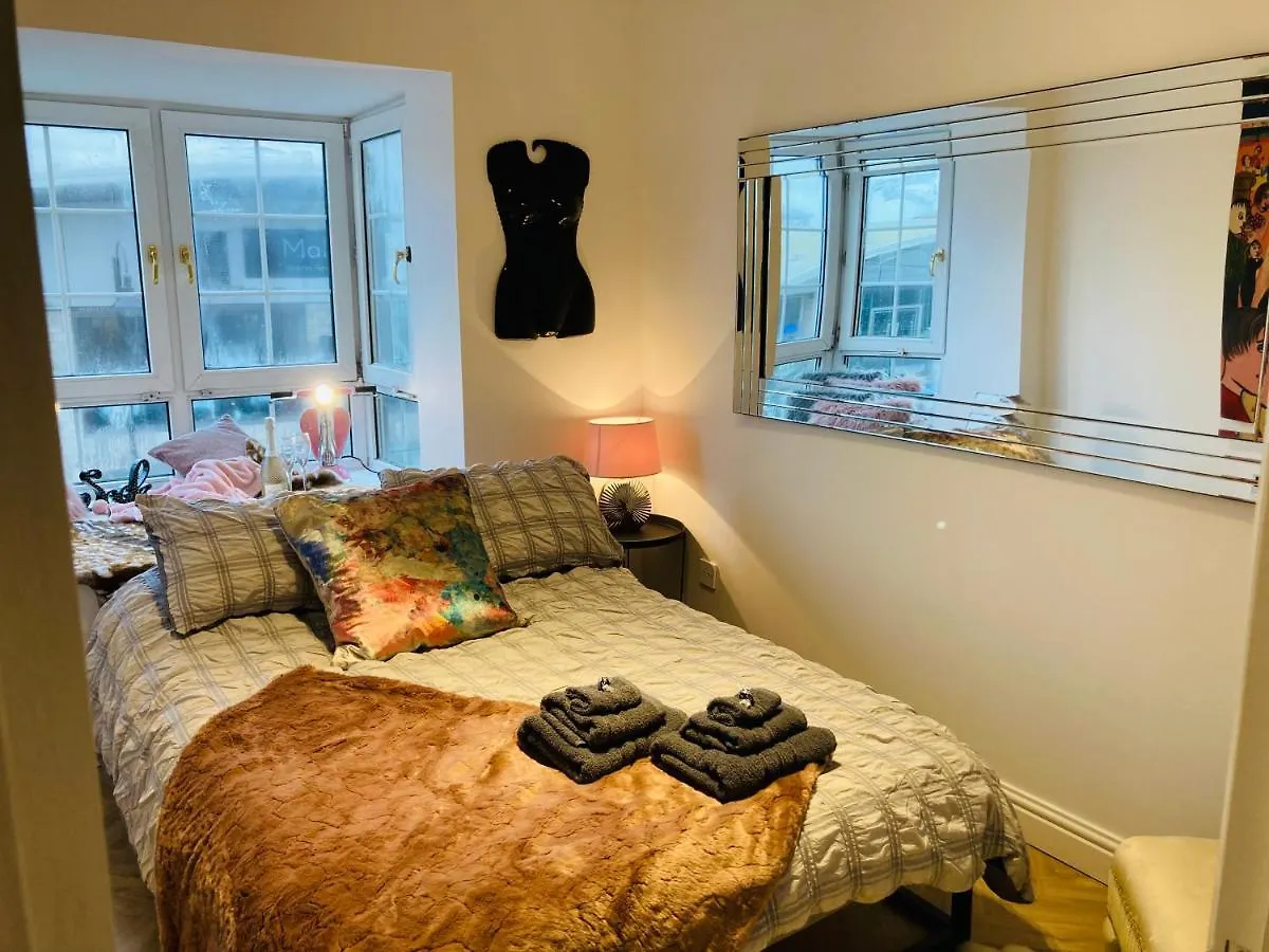 Funky Unique 2-Bedroom Apartment With Parking Brighton