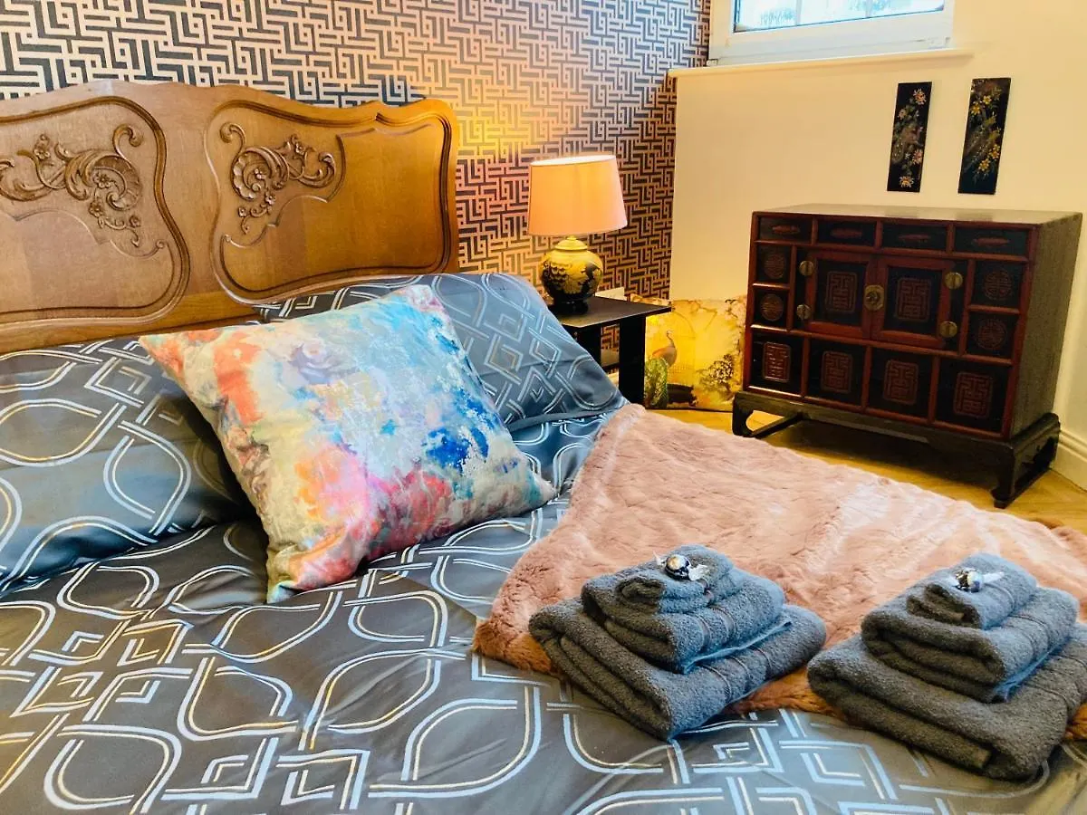 Funky Unique 2-Bedroom Apartment With Parking Brighton