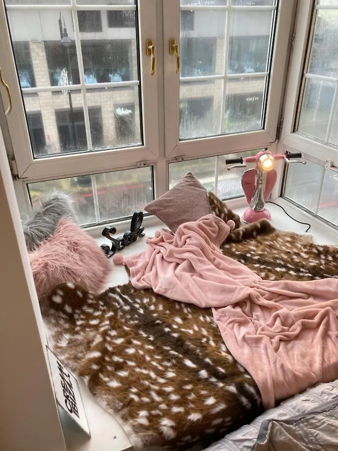 Funky Unique 2-Bedroom Apartment With Parking Brighton