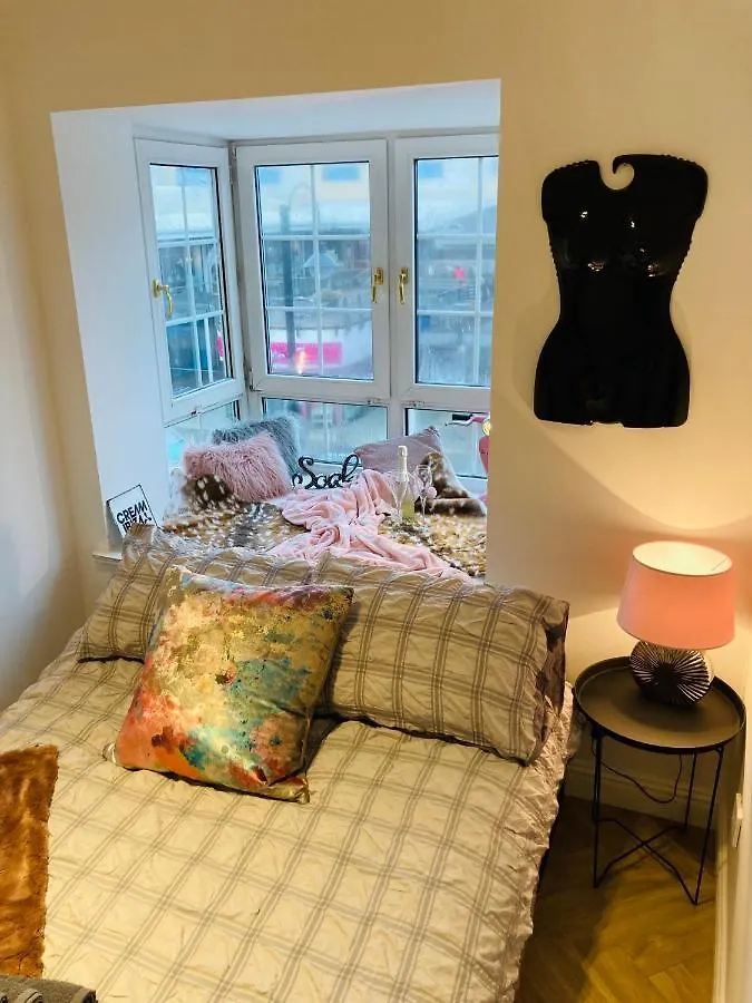 Funky Unique 2-Bedroom Apartment With Parking Brighton
