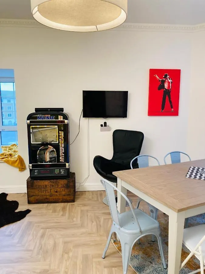 Funky Unique 2-Bedroom Apartment With Parking Brighton