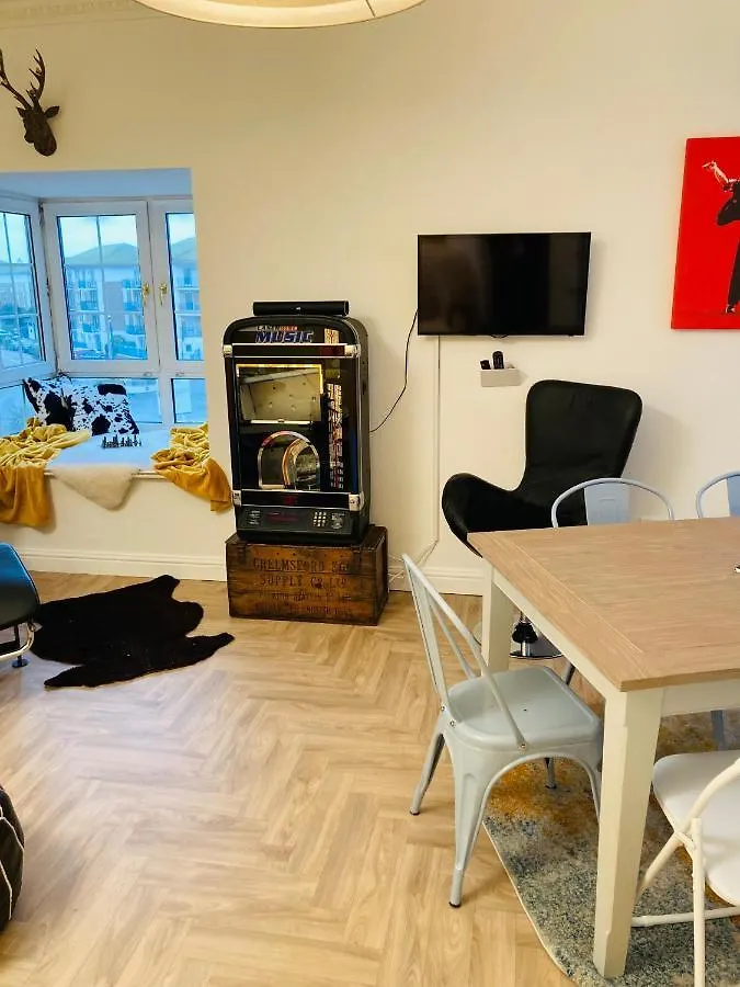 Funky Unique 2-Bedroom Apartment With Parking Brighton