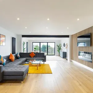 Free Parking Stylish & Modern 4-bedroom With Sea Views Holiday home