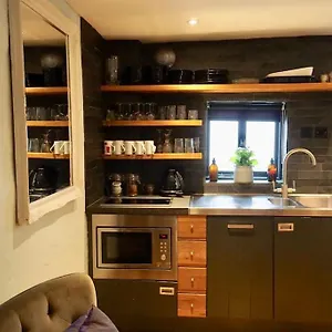 Smugglers Heritage Cottage, Very Central In Vibrant Holiday home