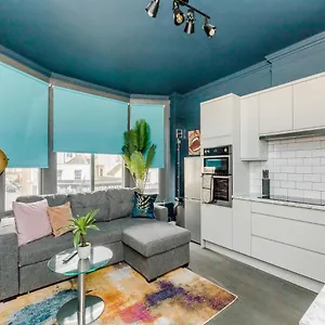 Your Central 5 Bedroom Flat Apartment