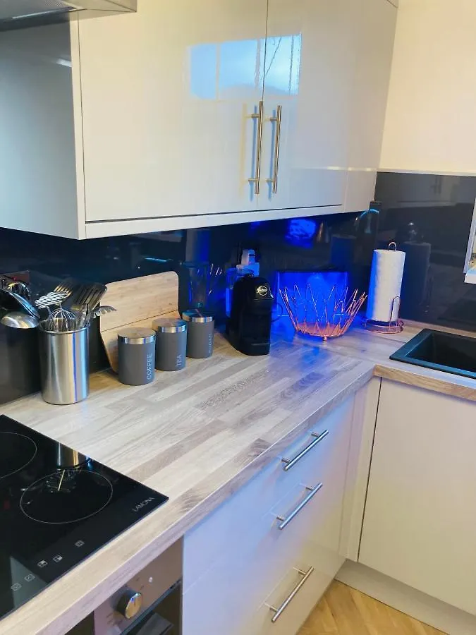 Funky Unique 2-Bedroom Apartment With Parking Brighton