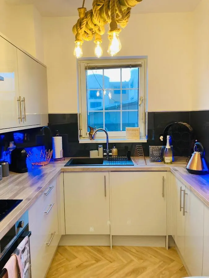 Funky Unique 2-Bedroom Apartment With Parking Brighton