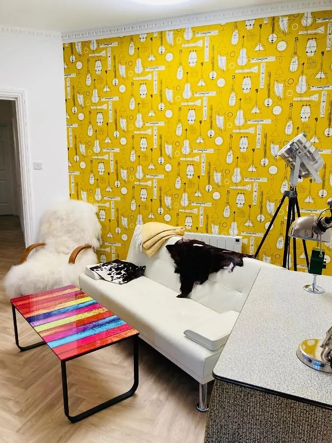 Funky Unique 2-Bedroom Apartment With Parking Brighton