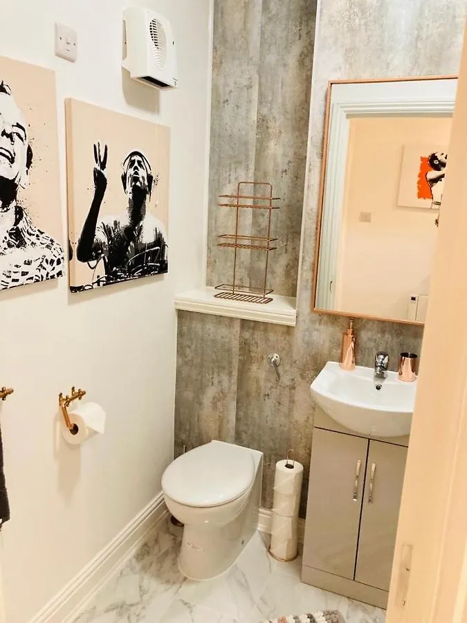 Funky Unique 2-Bedroom Apartment With Parking Brighton