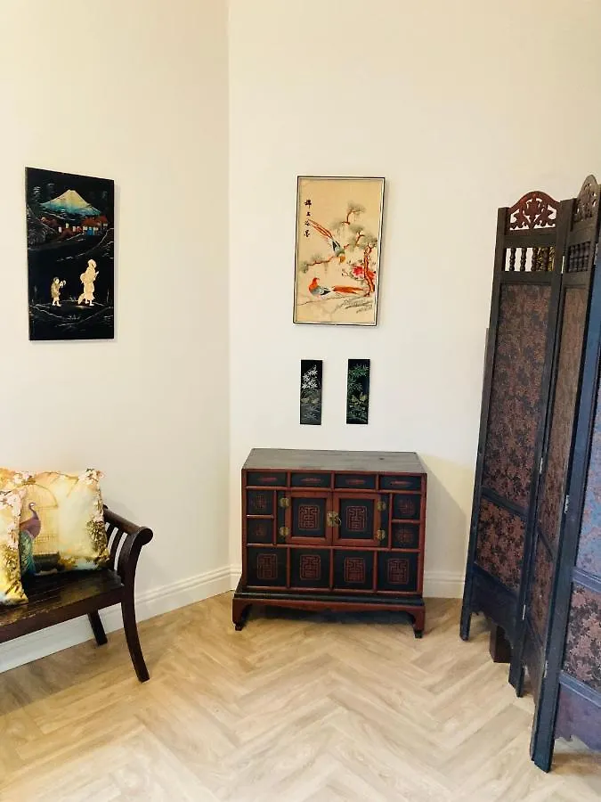 Funky Unique 2-Bedroom Apartment With Parking Brighton