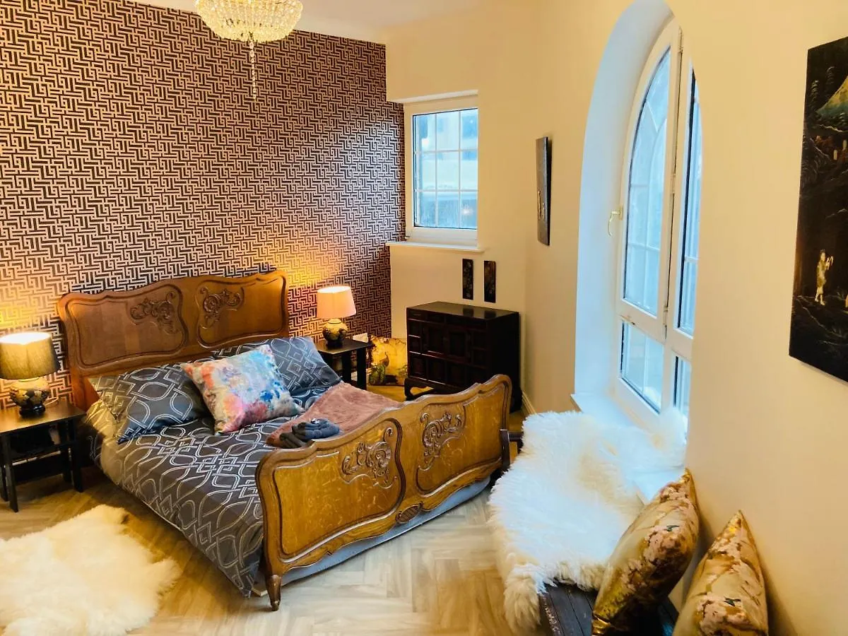 Funky Unique 2-Bedroom Apartment With Parking Brighton