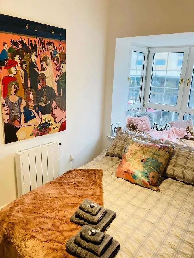 Funky Unique 2-Bedroom Apartment With Parking location
