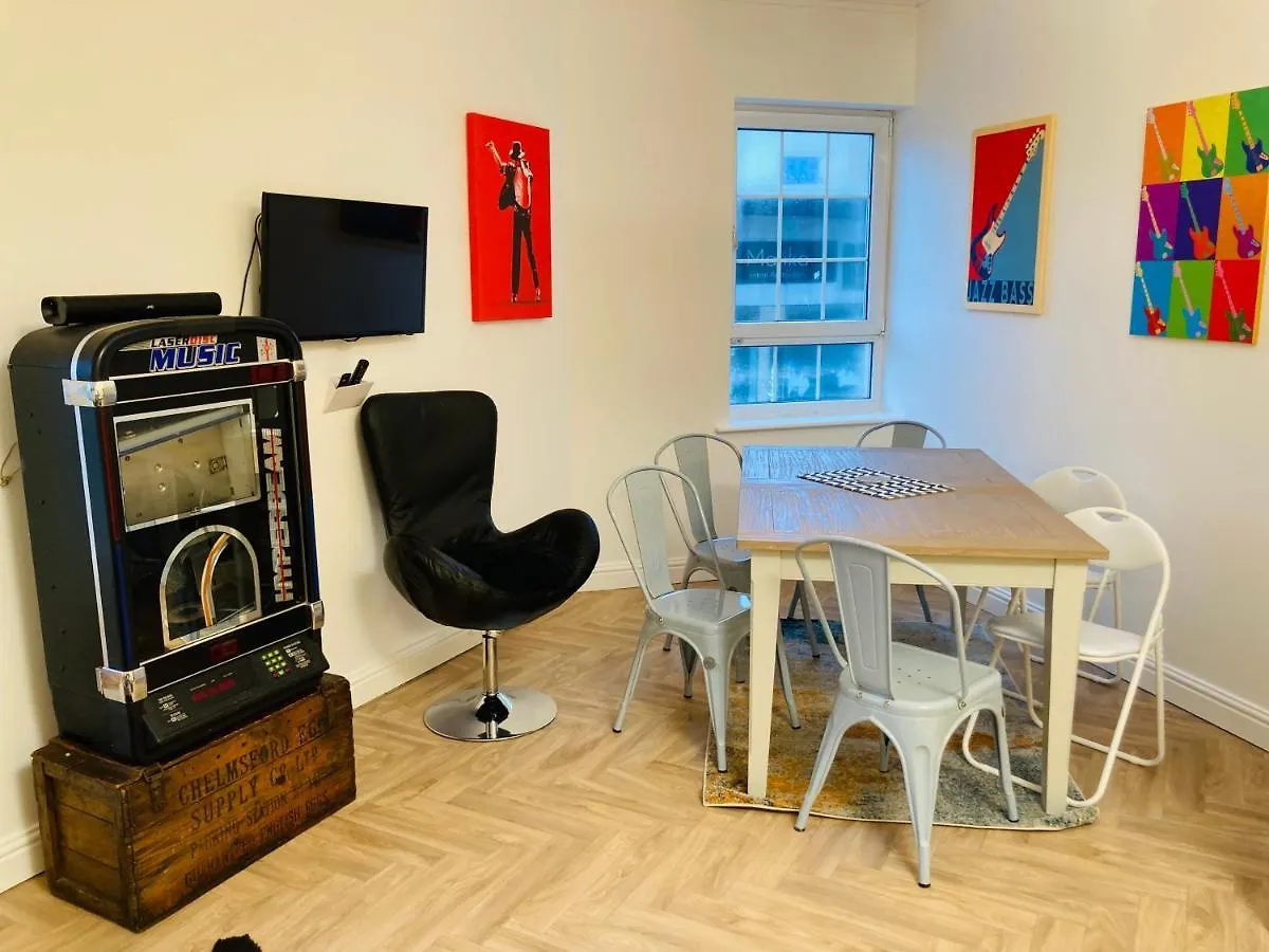 Funky Unique 2-Bedroom Apartment With Parking Brighton