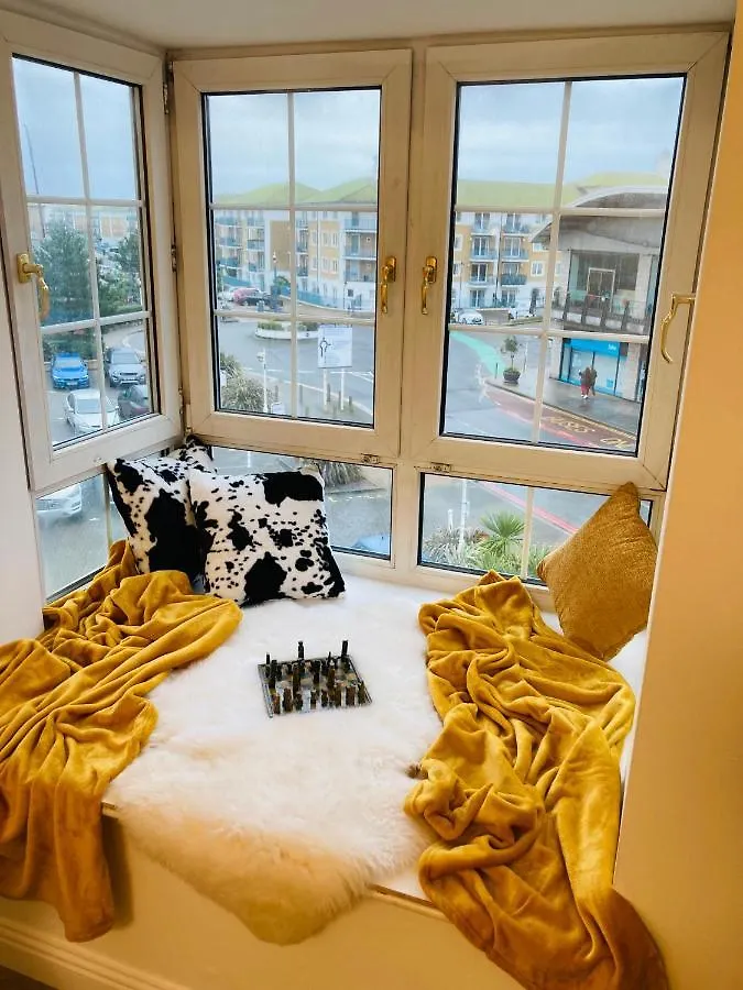 Funky Unique 2-Bedroom Apartment With Parking Brighton