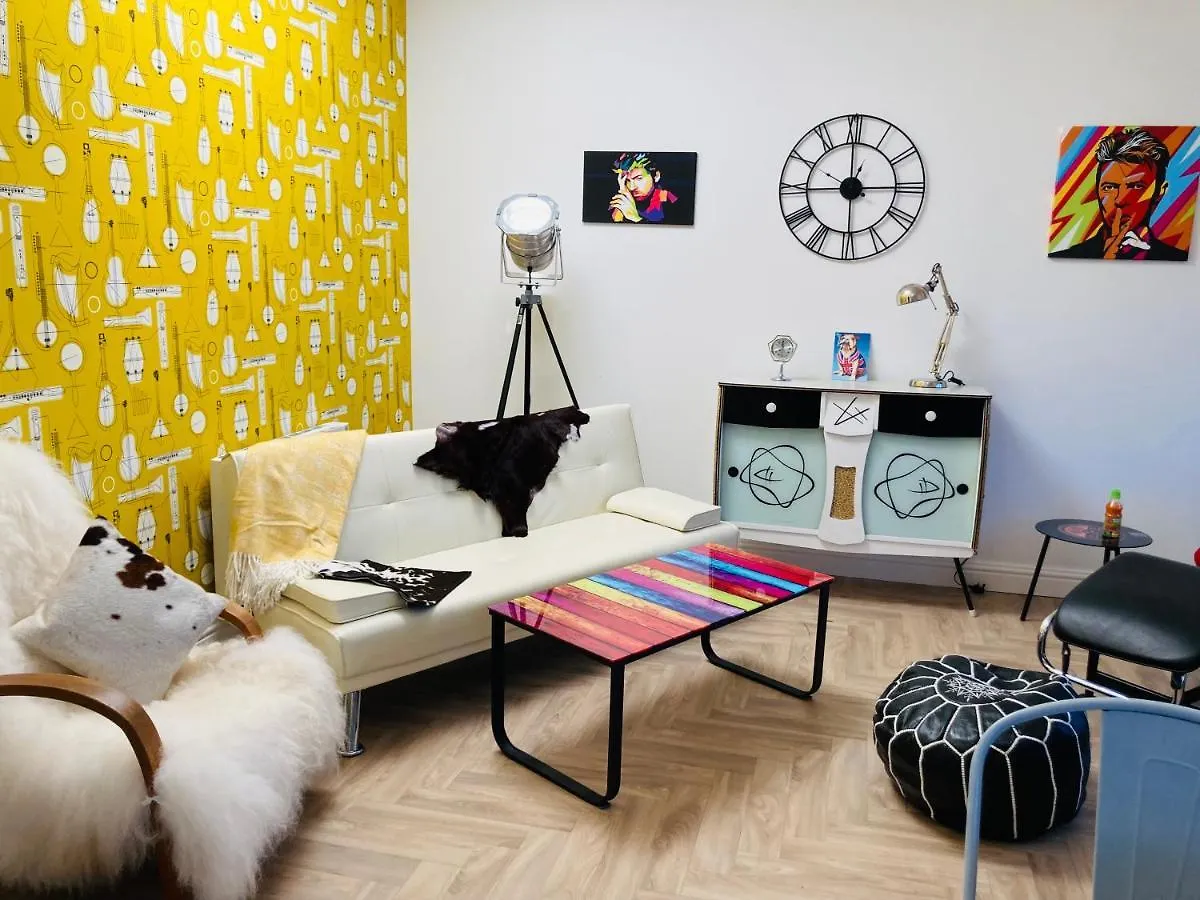 Funky Unique 2-Bedroom Apartment With Parking Brighton