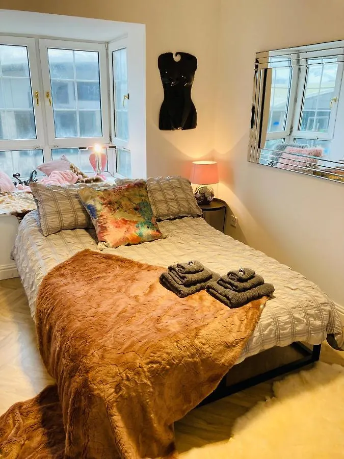 Funky Unique 2-Bedroom Apartment With Parking Brighton